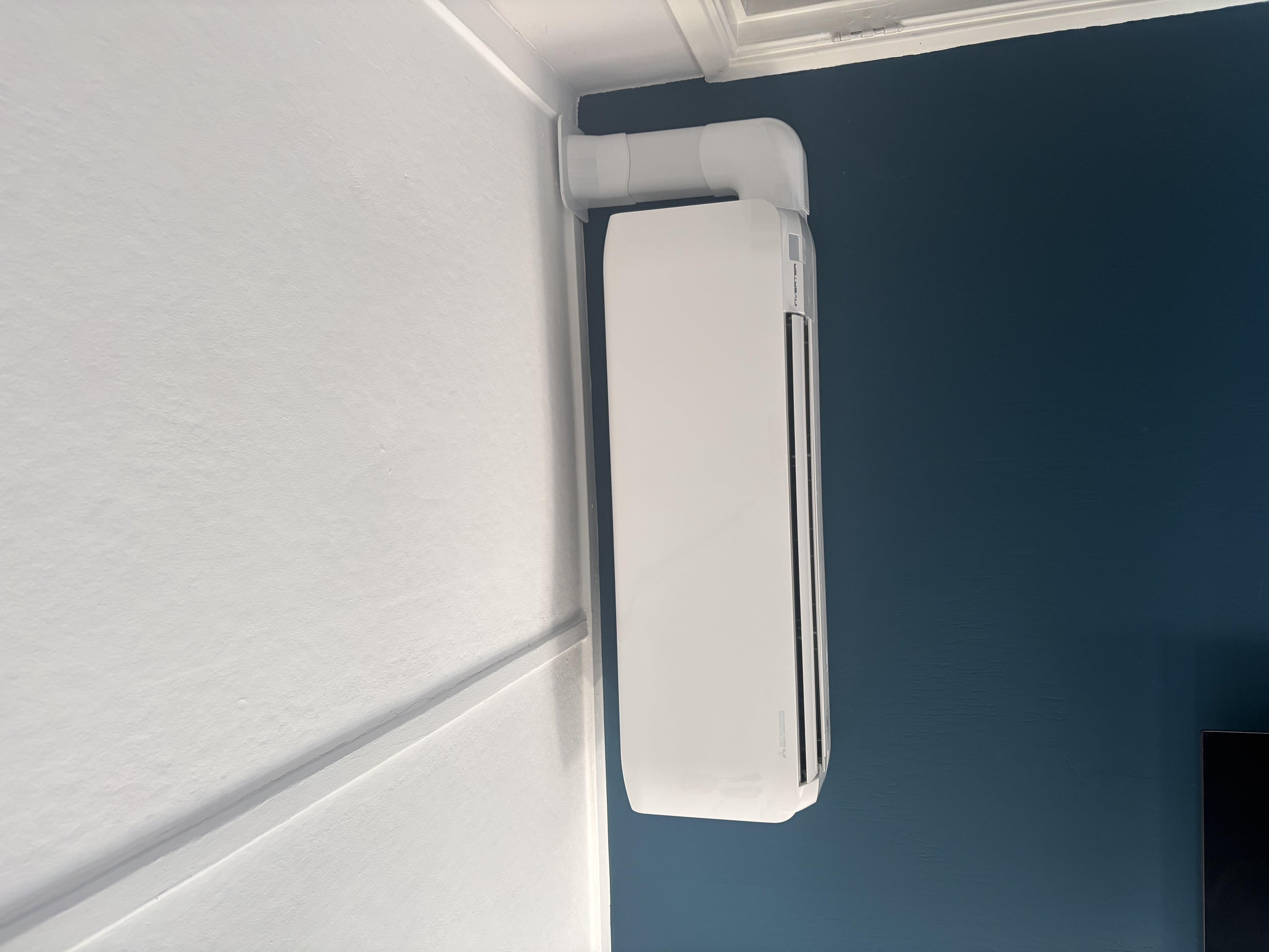 Airco binnenunit blauwe muur – strak gemonteerd