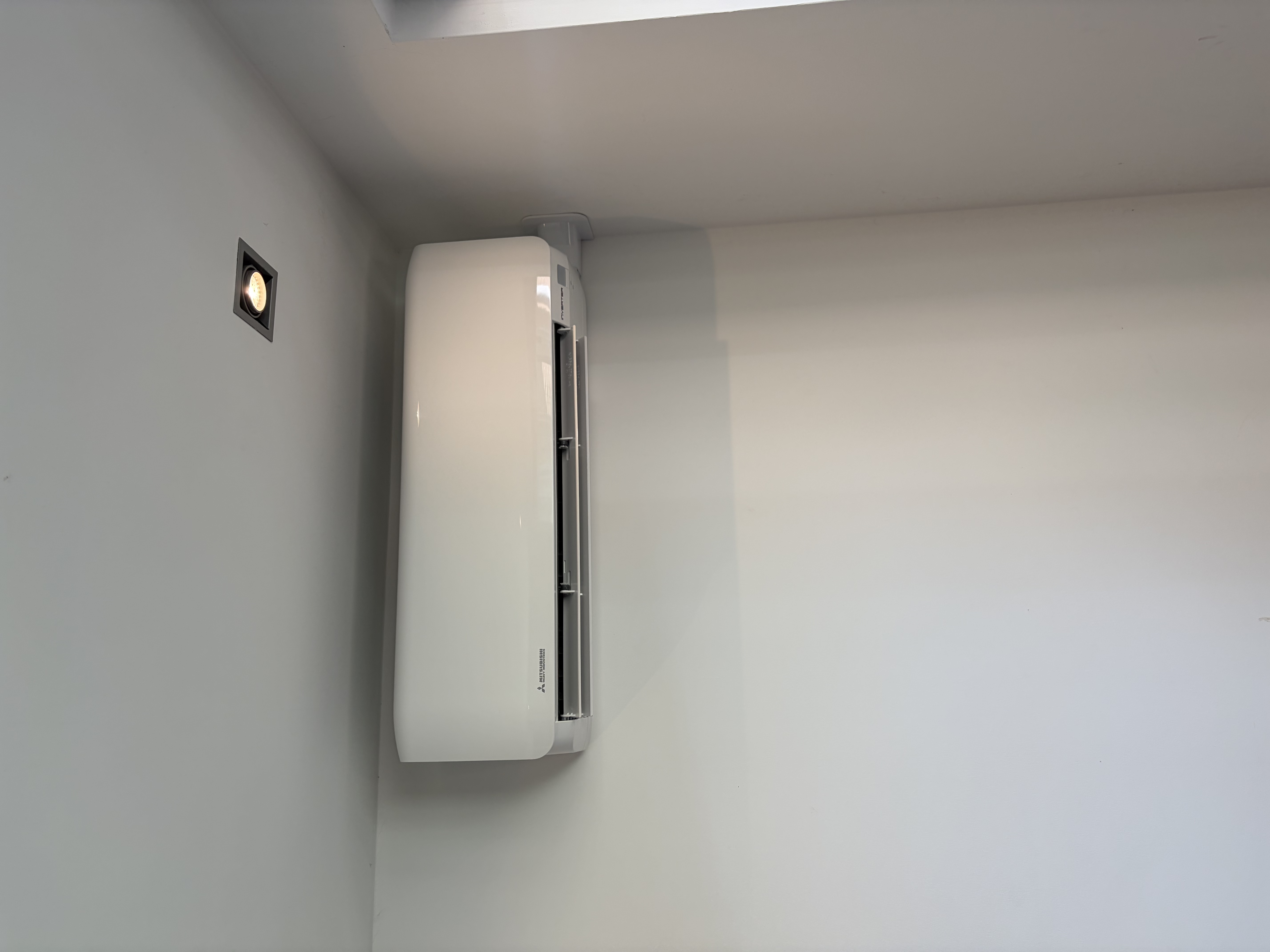 Mitsubishi binnenunit woonkamer wit
