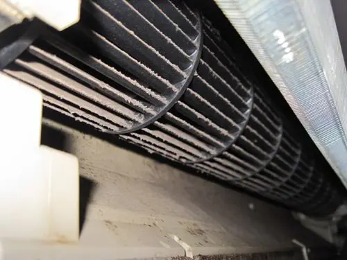 Vervuilde ventilator airco binnenunit – professionele reiniging noodzakelijk