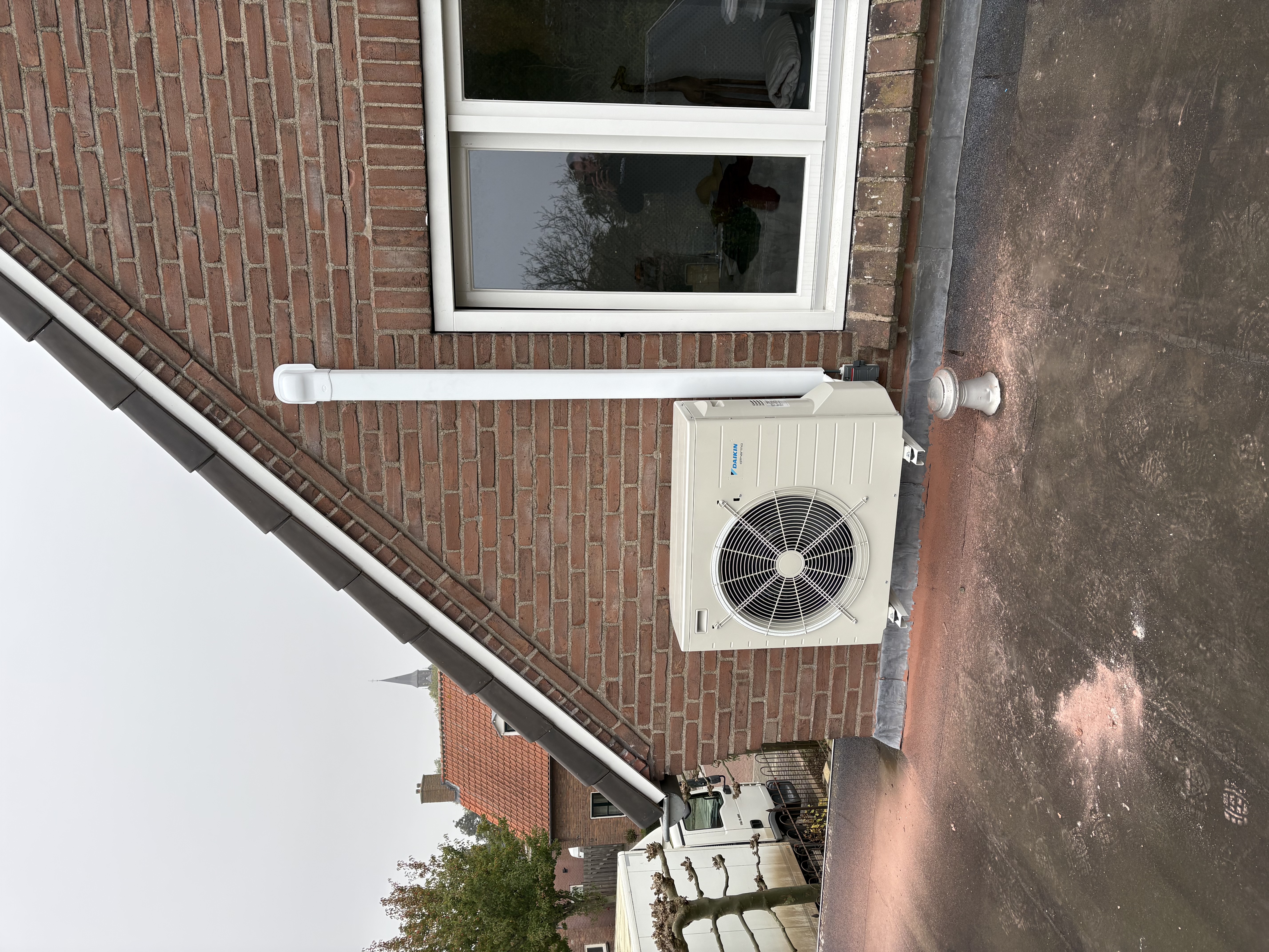 Daikin warmtepomp buitenunit op plat dak – Heijmen Klimaattechniek